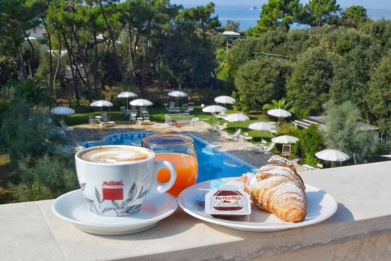 Hotel Villa Elsa Marina di Massa Exteriör bild