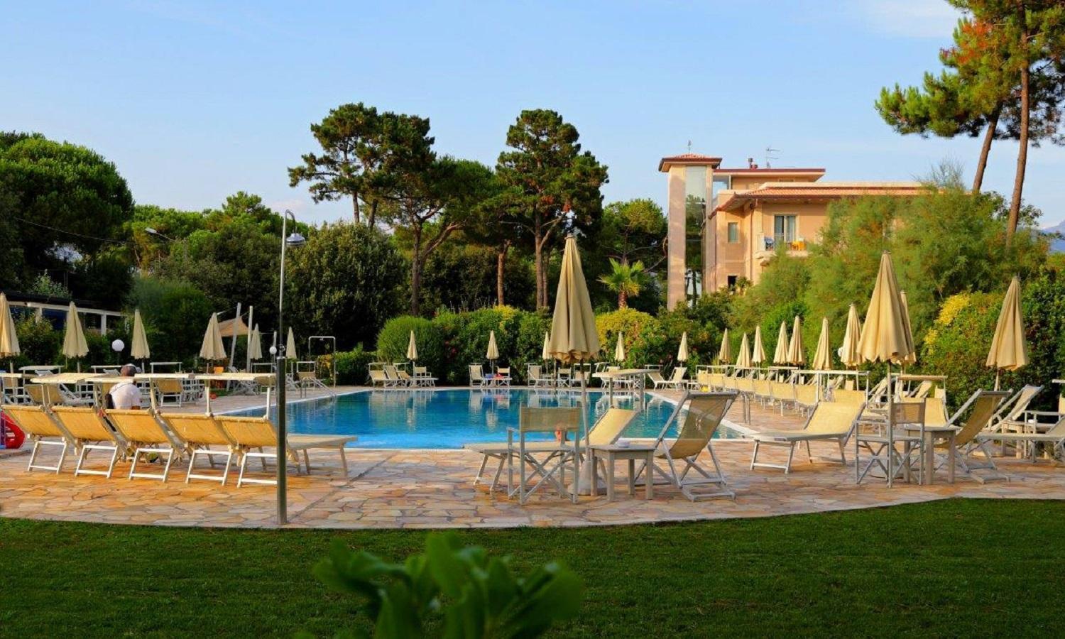 Hotel Villa Elsa Marina di Massa Exteriör bild